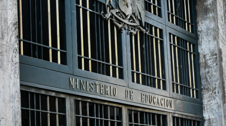 Suspenden clases en colegios municipales de Santiago y Providencia para este lunes 11 de septiembre