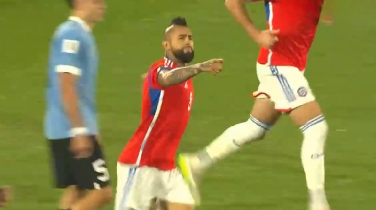 El descuento de Vidal: El King anotó para la Roja en Montevideo