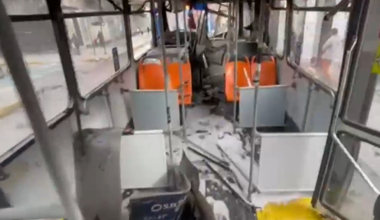 Encapuchados quemaron bus RED en el centro de Santiago