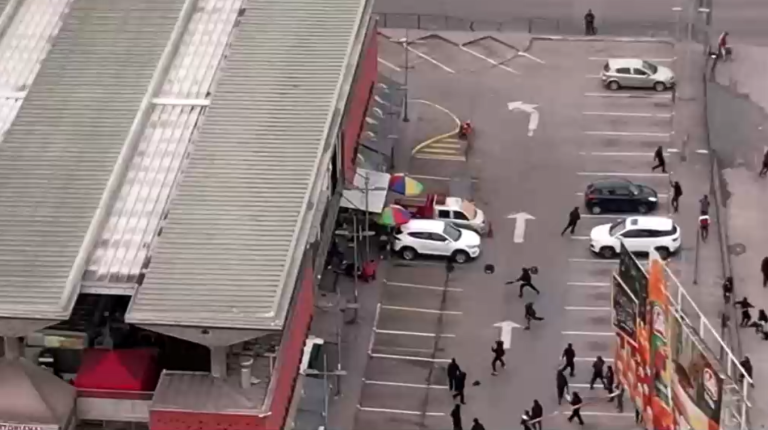 Así fue el ataque de encapuchados a locales del Tirso de Molina en Recoleta