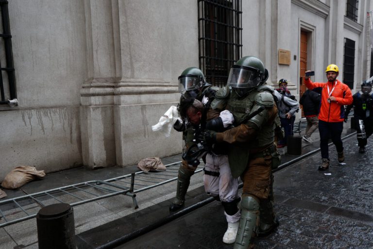 Subsecretario Monsalve anuncia querella tras destrozos en La Moneda