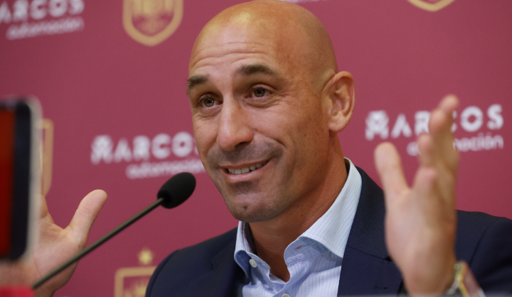 Rubiales renuncia a presidencia de la Federación Española de Fútbol tras polémica por beso