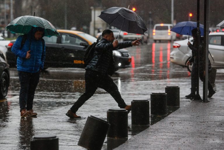 Intensa lluvia en Santiago: Revisa hasta cuándo caerán precipitaciones en la RM