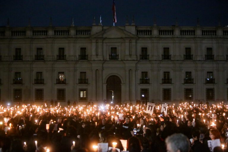 Encuesta Cadem: 95% cree importante que todos se comprometan con la democracia y respeto a los DD.HH.