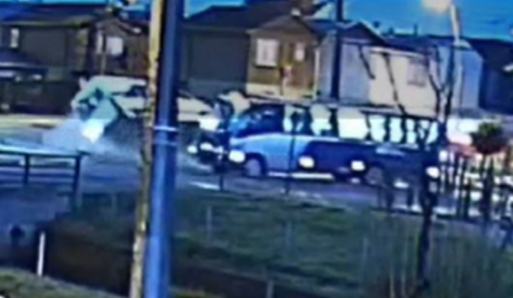 Microbús y furgón escolar chocaron en Hualpén: Seis niños fueron trasladados al hospital