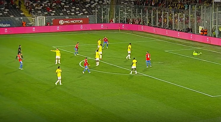 Erick Pulgar sacó un tremendo remate que hizo volar al arquero Camilo Vargas