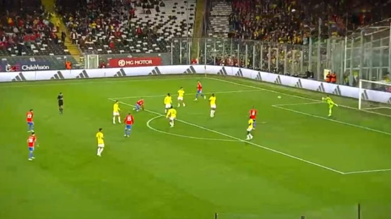 La primera de La Roja: El potente remate de Pulgar que obligó a un gran esfuerzo del arquero colombiano