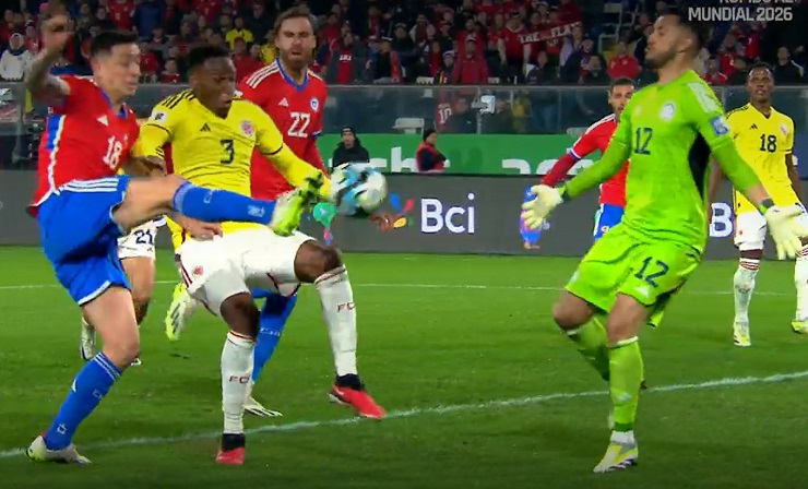 ¡Era el primero! Echeverría pinchó con lo justo una pelota, pero su remate dio en el palo