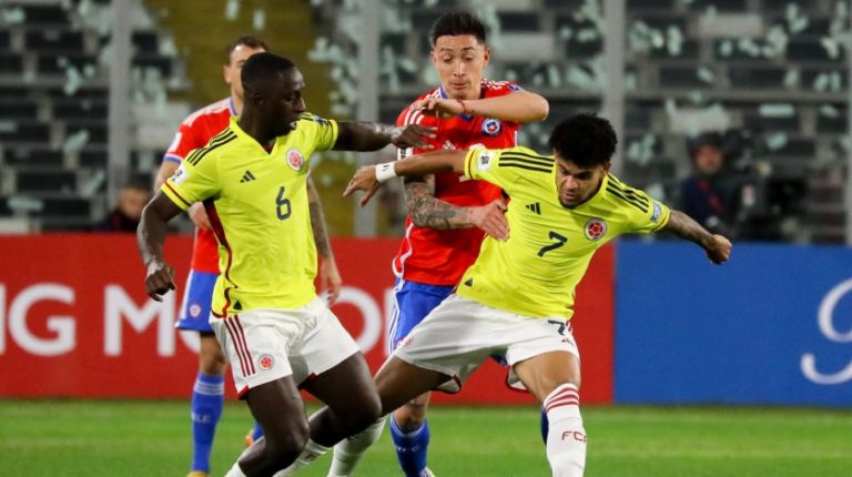 El palo salvó a Colombia: Echeverría sorprendió en el área y casi convierte el primero de Chile