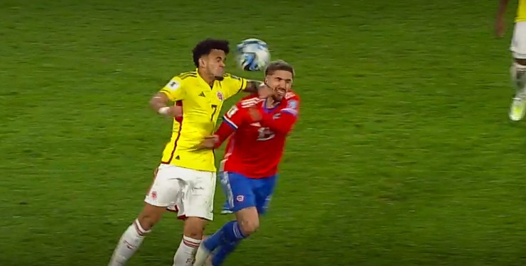 ¿Y el VAR? El brutal codazo del colombiano Luis Díaz a Diego Valdés