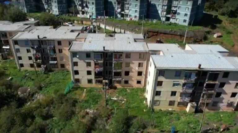Más de 50 familias se tomaron y habitan edificios con peligro de derrumbe por graves daños estructurales