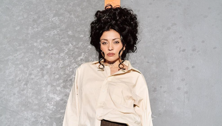 Mon Laferte responde a enojado pero desinformado tuitero que la increpó por acto en La Moneda