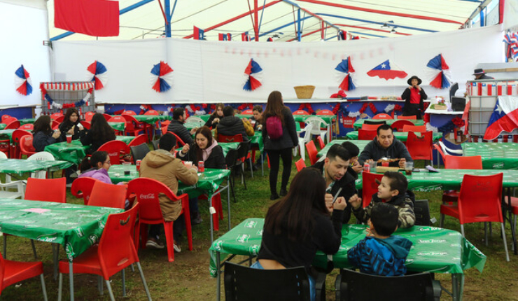 ¿Se aguó la fiesta? Municipios suspenden fondas por llovizna en la RM