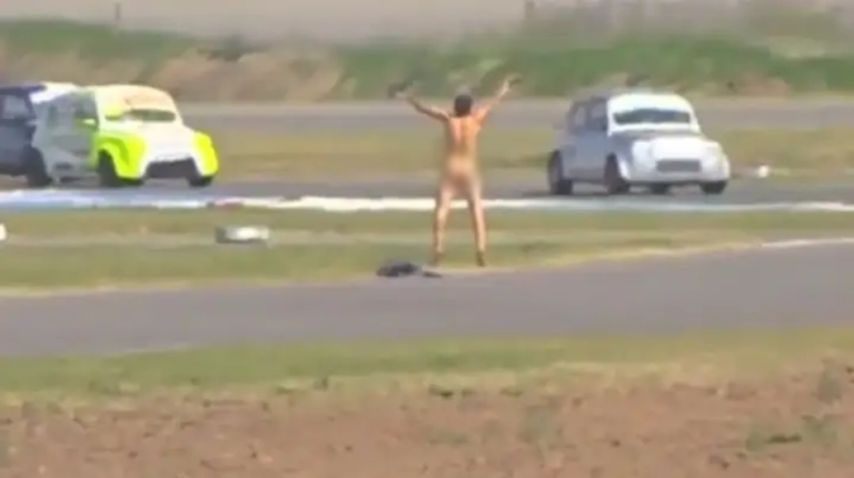 Hombre invadió pista y se desnudó en plena carrera de automovilismo en Argentina