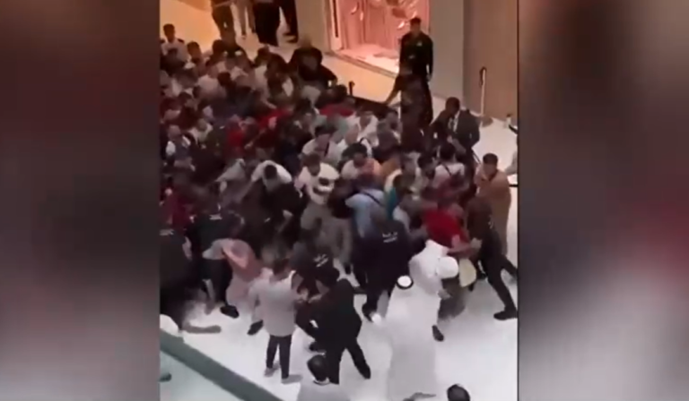 Caos en centro comercial de Dubai por venta de iPhone 15