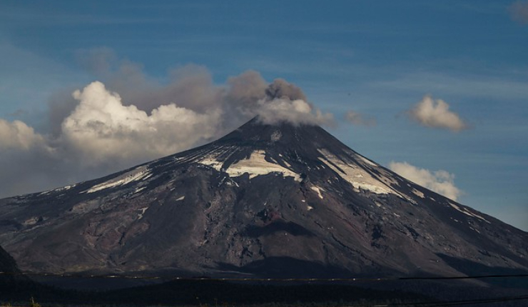 Emiten alerta amarilla por actividad en volcán Villarrica