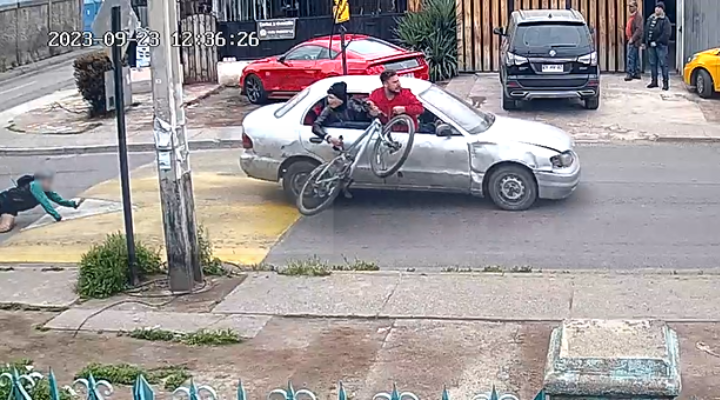 Repiten modus operandi: Delincuentes roban bicicleta desde auto en movimiento en Recoleta