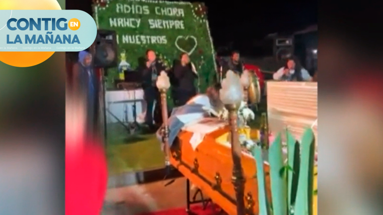 Insólito: Realizan funeral con orquesta y fuegos artificiales en plena calle