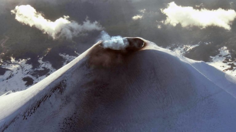 Alerta naranja por Volcán Villarrica: Las restricciones impuestas por autoridades en la zona
