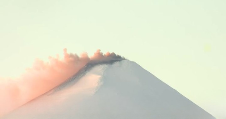 Captan actividad del Volcán Villarrica: Inicia nueva fumarola y se mantiene Alerta Naranja