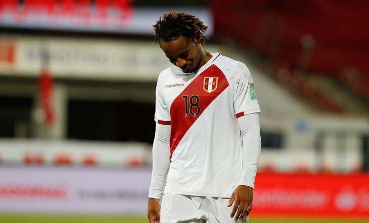 Alarma total en Perú: André Carillo será operado y no estará en duelo clave ante La Roja