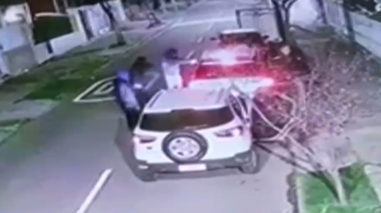 Grabaron violento portonazo en Recoleta: Reventaron vidrio de auto y amenazaron con pistolas a vecino