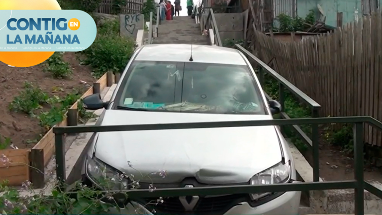 ¿Error de cálculo? Auto cayó por las escaleras tras seguir al GPS