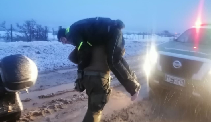 Carabineros rescató a motoquero brasileño de morir congelado en Tierra del Fuego