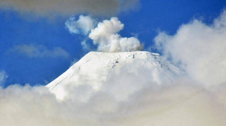 Se mantiene en alerta naranja: Volcán Villarrica sigue inestable y crece la preocupación en el turismo