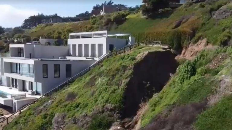 Nuevo socavón: Camino privado de lujoso condominio en Cachagua quedó inhabilitado