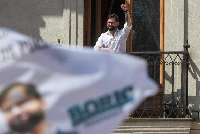 Pdte. Boric saluda a adherentes en La Moneda: 