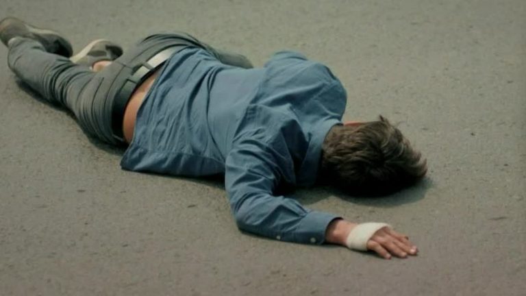 Sinan fue atropellado, y no logró atrapar a Cengiz para hacer justicia por el secuestro de Zeynep