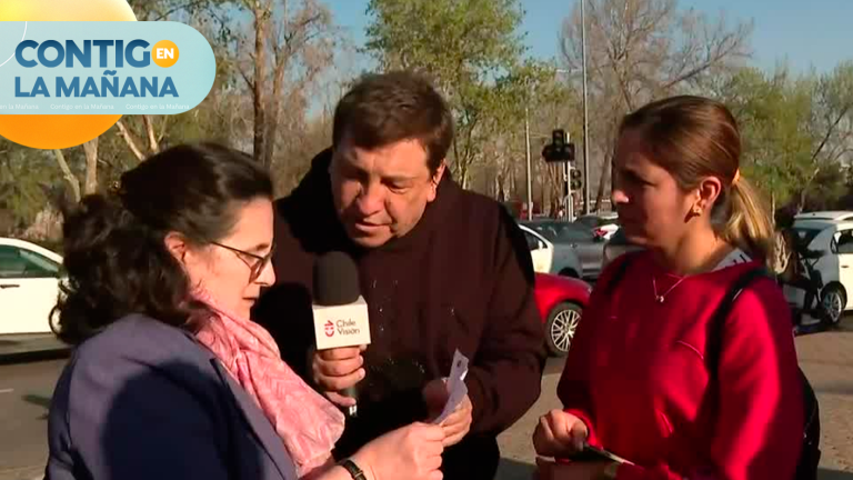 ¿Dónde es? Señora interrumpió despacho de JC para pedir ayuda