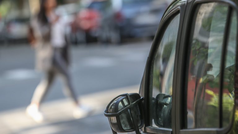 Promulgan ley que obliga a grabar patentes en espejos y ventanas de vehículos
