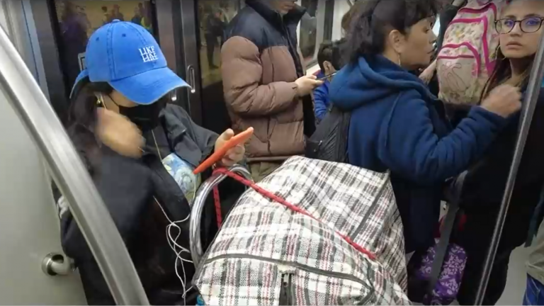 Insólitos equipajes son denunciados por pasajeros en el transporte público capitalino