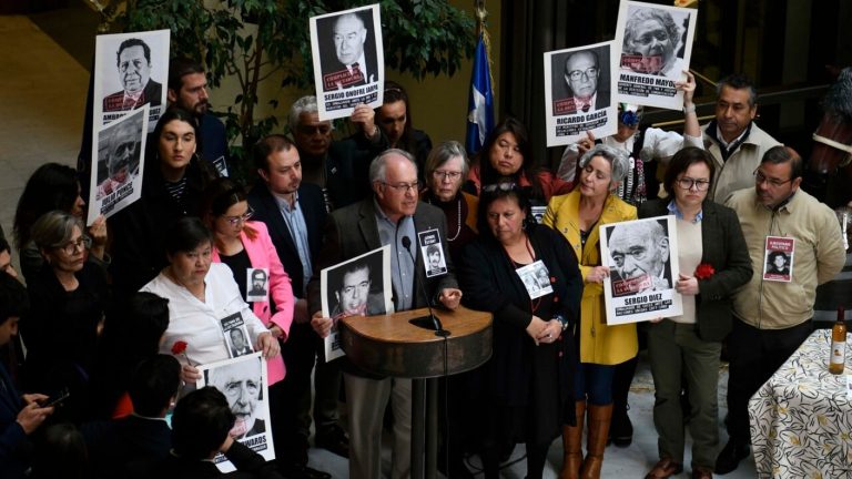 Oficialismo homenajea a parlamentarios desaparecidos: 