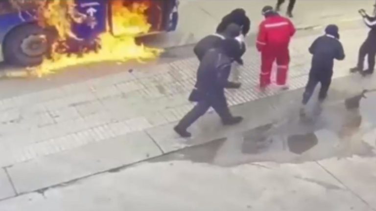 Formalizan a estudiantes por quema de bus en centro de Santiago