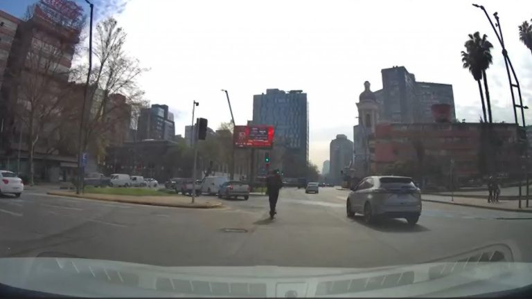 Usted no lo haga: Captan a joven en scooter con mujer en brazos por calles de Santiago
