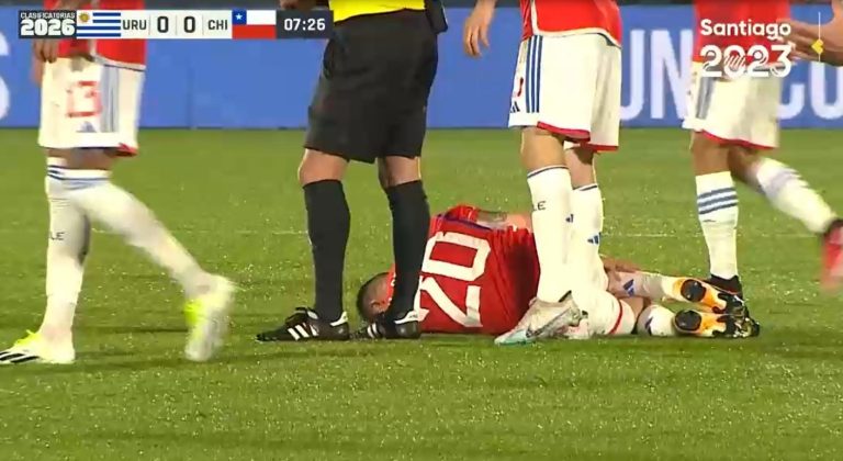 ¿Y eso? El fuerte foul de Nicolás de la Cruz a Charles Aránguiz que quedó sin sanción