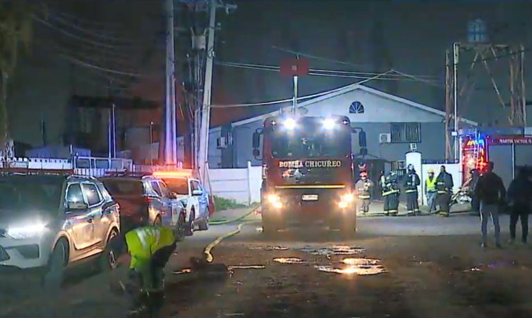 Incendio en planta de reciclaje de aceite en Lampa dejó graves daños en instalaciones