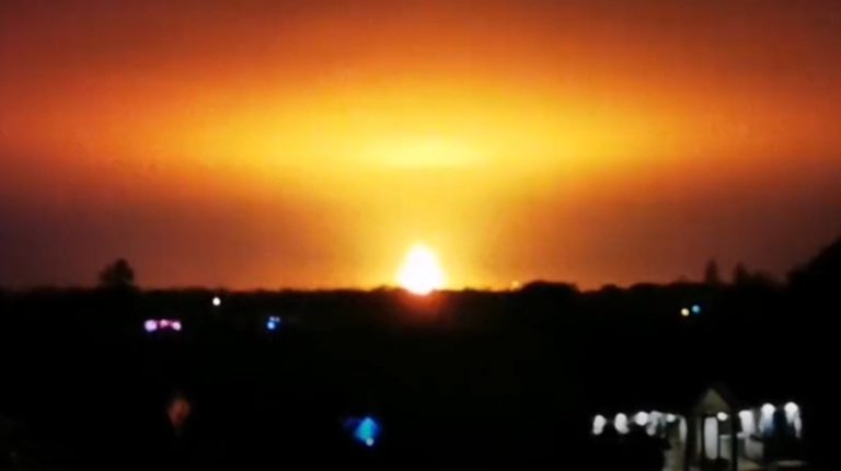 Pánico en Oxford: Rayo cayó sobre planta de reciclaje y creó enorme explosión