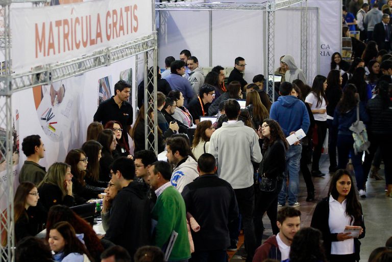 En simples pasos: Cómo averiguar el sueldo promedio y la empleabilidad de las carreras en Chile