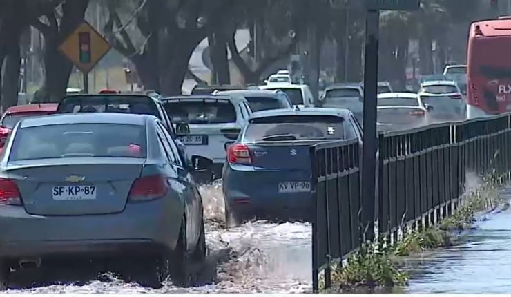 Reportan extensa inundación en tramo de Camino a Melipilla en Maipú