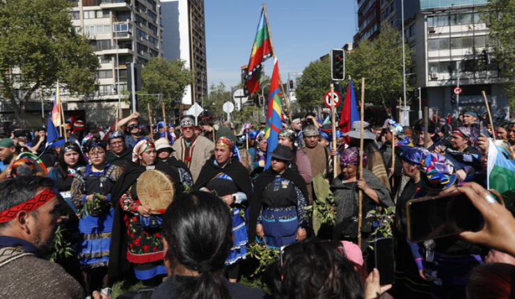 Marcha por el día de la Resistencia Indígena dejó cuatro detenidos en Santiago