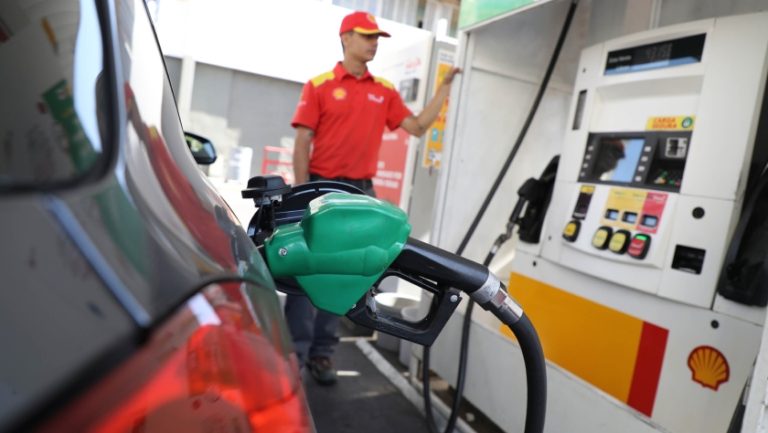 ¿Cómo afectará el precio de los combustibles en Chile el conflicto Israel-Hamás?