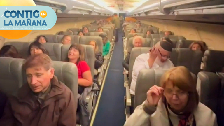 Cantando el himno nacional: Así fue el primer vuelo humanitario de chilenos desde Israel