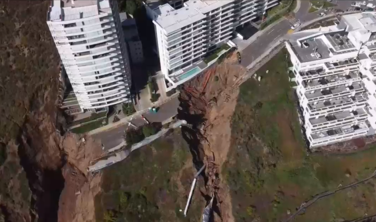 Socavón en edificios de Reñaca: Polémica entre residentes por declaración para sacar enseres