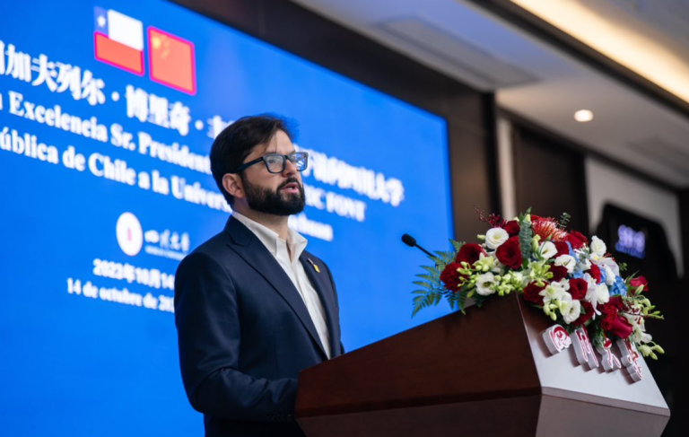 Pdte. Boric llama a estudiantes chinos a 