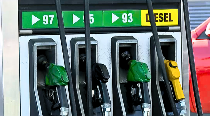 Bencinas podrían tener importante aumento según expertos: Superarían los $1.350