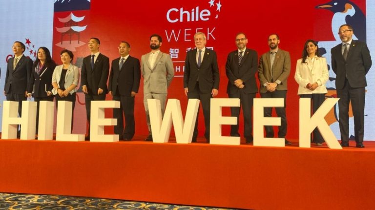 Confirman brote de Covid-19 en la comitiva chilena que acompaña a Boric en China